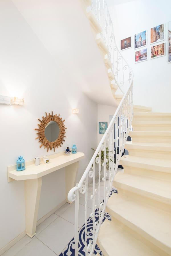 Chic, Stylish Traditional Townhouse With Terrace - Сейнт Полс Бей Екстериор снимка